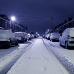 Verkehrsregeln, die nur durch Bodenmarkierungenr verlieren nach Angaben des KFV ihre Rechtsgültigkeit, wenn sie wegen Schnees auf der Straße nicht mehr erkennbar sind.